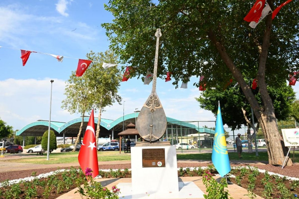 Памятник домбре установили в Анталье