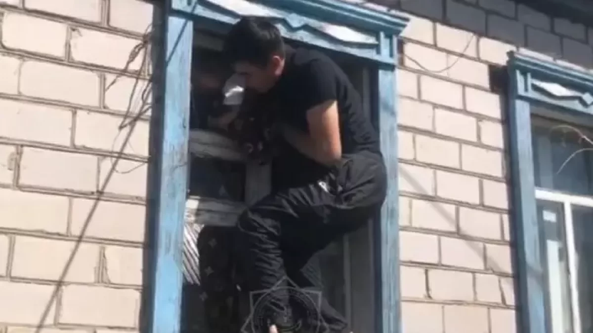 Из горящего дома спасли детей в ВКО