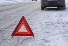Малыш погиб под колесами КамАЗа, скатившись с горки