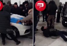 Два полицейских легли под колеса машин на трассе Темиртау - Нур-Султан