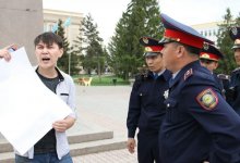 В Казахстане запретят пикетировать в одиночку у правительственных зданий