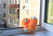 Четырехлетний ребенок выпал из окна пятого этажа и погиб в Нур-Султане