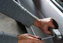 Алматинец угнал микроавтобус, сразу же врезался в забор и сбежал с места ДТП