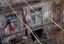 Две пенсионерки провалились в подвал многоэтажки из своей квартиры