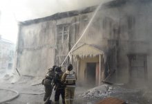 142-летнее здание пытаются потушить пожарные Семея