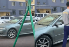 Автомобиль без водителя врезался в детскую площадку в Алматы