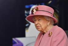 "Так необычнее". Елизавета II разрезала торт мечом и попала на видео