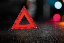 В Павлодаре женщина вылетела из машины во время ДТП. Инцидент попал на видео