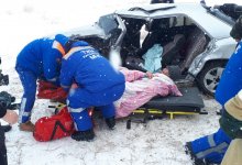 Мужчину, зажатого в Mercedes, помогли освободить спасатели в ВКО