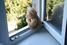 Двухлетняя девочка выпала из окна в Караганде