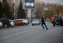 Мужчина необъяснимо бегал кругами на красный свет в Петропавловске