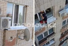 Двухлетнего ребенка сняли с окна восьмого этажа в Уральске (ВИДЕО)