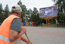 "Экран позора" появился на главной площади Рудного