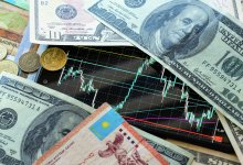 Тенге укрепился перед выходными на торгах