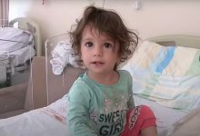 Змея в зубах: двухлетняя девочка укусила напавшую на нее рептилию