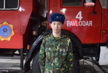 Спасал людей в выходной: храброго пожарного наградили в Павлодаре