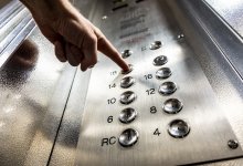 Целующиеся мужчины в лифте Астаны: полиция возбудила уголовное дело