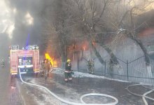 Пожарного ударило током при тушении огня на рынке в Таразе