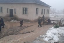 Дворы и улицы затопило дождевыми и талыми водами в Туркестане