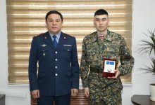Спасших подростка гвардейцев наградили в полиции Астаны