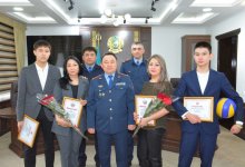 Обезвредивших подростка с топором школьников наградили полицейские СКО
