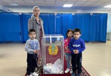 Многодетная мать с пятилетними тройняшками пришла проголосовать в Мангистау