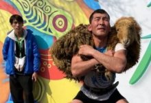 Жестоким обращением с животным назвал рекорд по подниманию барана казахстанский юрист