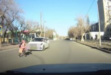 Девочку дважды едва не сбили на пешеходном переходе в Павлодаре (ВИДЕО)