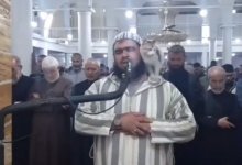 Кошка неожиданно вскочила на имама во время молитвы в Алжире (ВИДЕО)