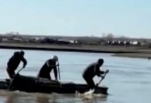 Тела умерших к кладбищу доставляют по воде из-за паводка в Акмолинской области