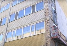 Падают кирпичи: жители павлодарской многоэтажки боятся подходить к своему дому