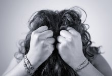 "Посмотри на себя в зеркало!": россиянка оттаскала за волосы дочь в лифте