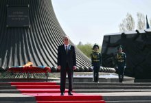 Токаев возложил цветы к монументу "Отан Ана" в Астане