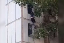 Мужчина пытался спрыгнуть с четвертого этажа в Семее (ВИДЕО)