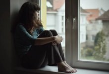 13-летняя девочка выпала из окна многоэтажки в Костанае