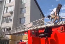 Шестерых детей вывели по автолестнице из горящего дома в Уральске