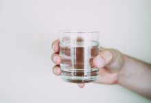 Водопровод за миллиард тенге не работает в 40-градусную жару в поселке близ Караганды