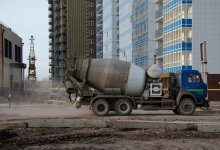Бетономешалка врезалась в восемь машин на светофоре в Шымкенте (ВИДЕО)
