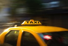Такси перевернулось на перекрестке в Павлодаре