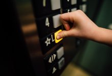 Двое детей застряли в лифте многоэтажного дома в Павлодаре