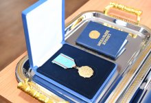 Токаев наградил медалями спасавших людей при пожаре в Алматы
