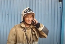 Огнеборец узнал о рождении дочери во время тушения пожара в Алматы (ВИДЕО)