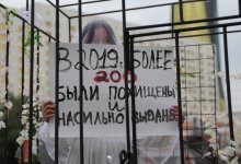 Традиция или преступление? Невесту в клетке провезли по улицам Астаны (ВИДЕО)