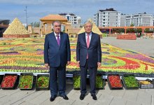 Токаев и Рахмон посетили выставку-ярмарку товаров из Таджикистана