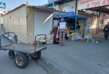 Предпринимателям запретили торговать на тротуаре около рынка в Костанае