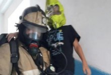 Восемь детей эвакуировали из горящего подъезда в Семее