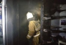 Магазин загорелся на первом этаже дома в Усть-Каменогорске