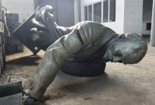 Сложил полномочия аким района, где повредили памятник Ленину