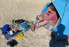 Волонтеры помогли живущей в палатке на берегу моря женщине в Актау