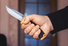 Приставил нож к горлу: мужчина пытался покончить с собой на улице в Уральске (ВИДЕО)